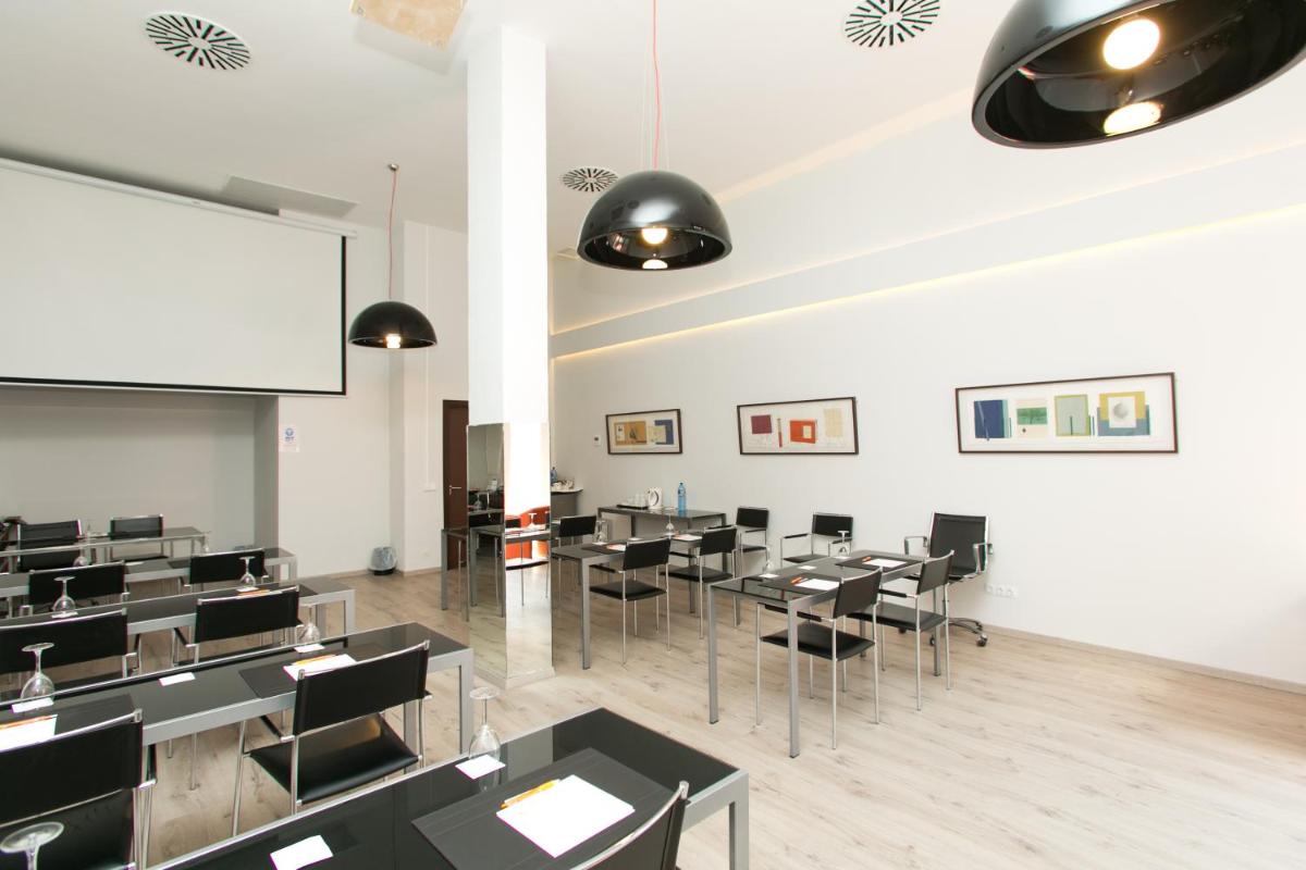 comedor con mesas y sillas y pizarra en Hotel Artmadams, en Palma de Mallorca 99 fotos más