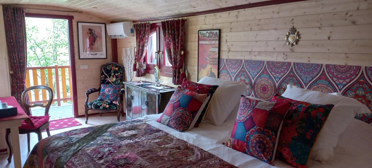 Un ou plusieurs lits dans un hébergement de l'établissement Hôtel du Domaine de La Grange de Condé