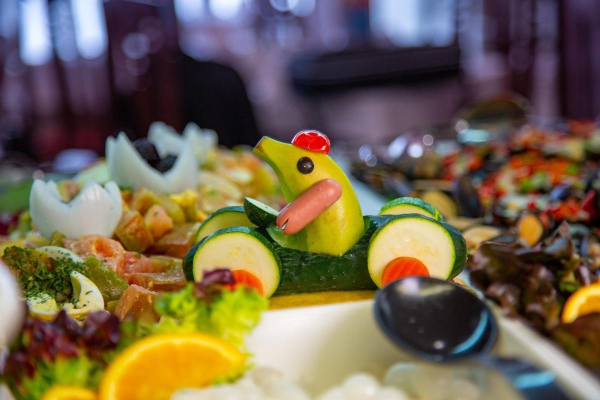 Comida en o cerca de este hotel