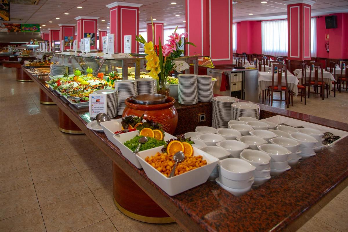 Comida en o cerca de este hotel