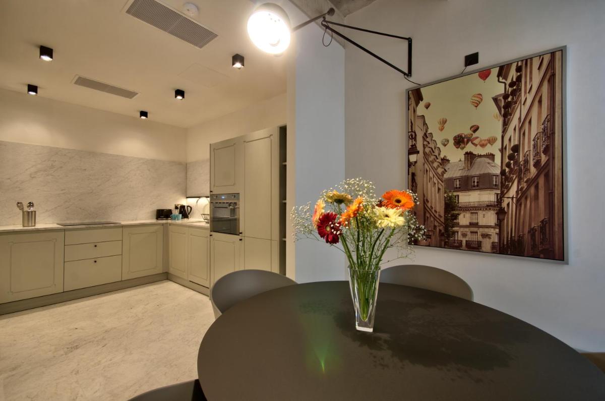 10 Strait Street Apartments - Housity
