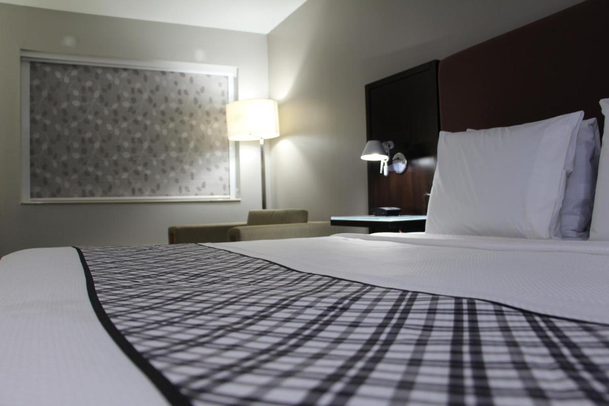 Westbridge Inn & Suites - Housity