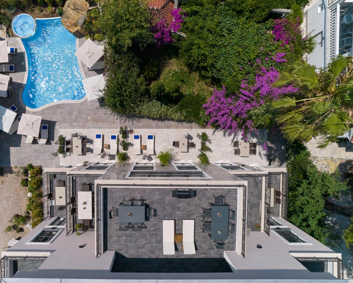 Moderna Luxury Apartments with HEATED pool - Housity