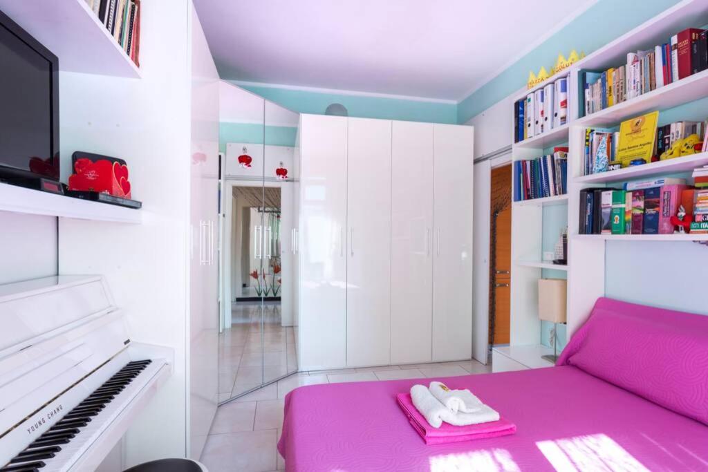 Bright & Cozy Room With Balcony - Housity
