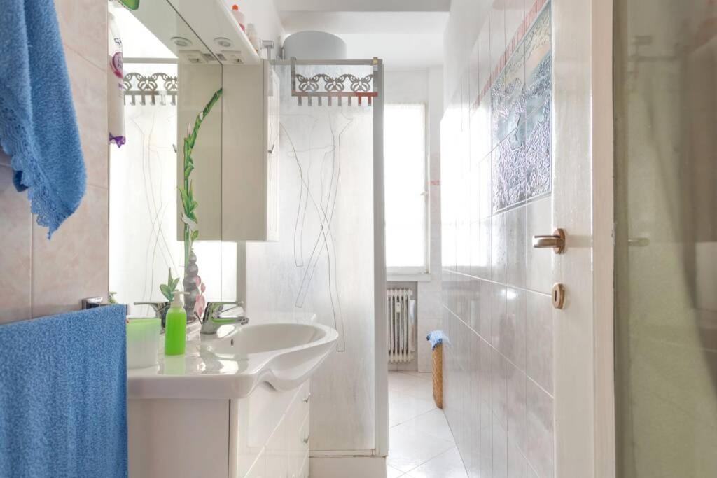 Suitetrails - Bright & Cozy Room With Balcony