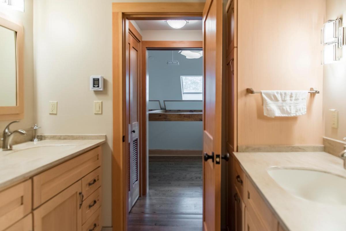 Private Home Overlooking Stevens Lake - Housity