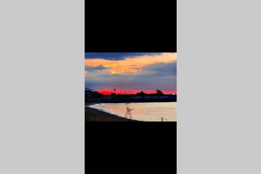 Primera línea de mar, 6o piso amplio y piscina comunitaria - Housity