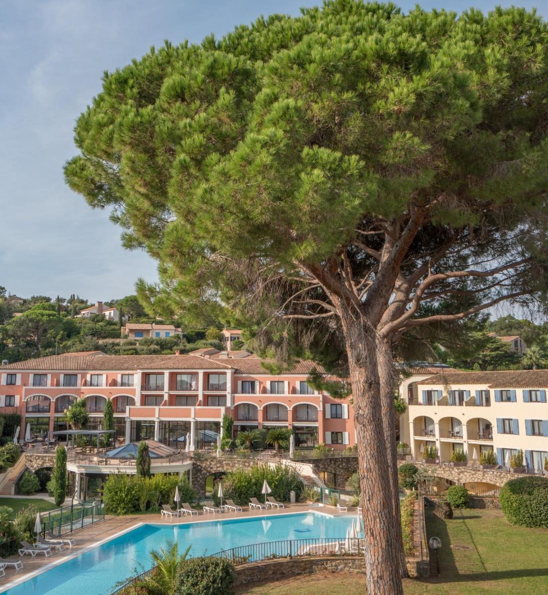 un arbre devant un grand bâtiment dans l'établissement Hôtel Les Jardins De Sainte-Maxime, à Sainte-Maxime 46 autres photos