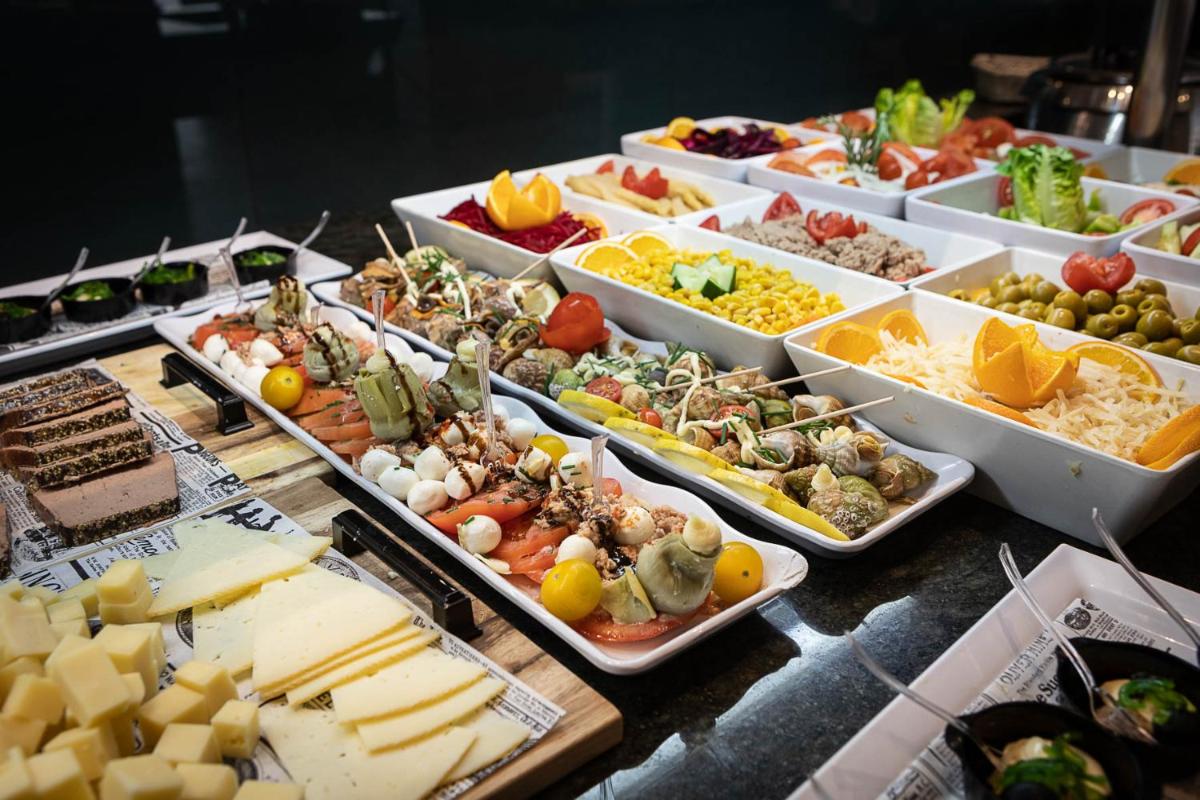 Comida en o cerca de este hotel