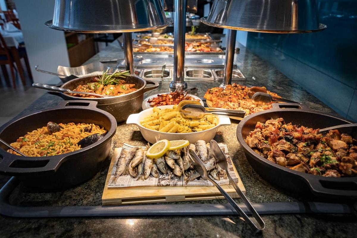 Comida en o cerca de este hotel