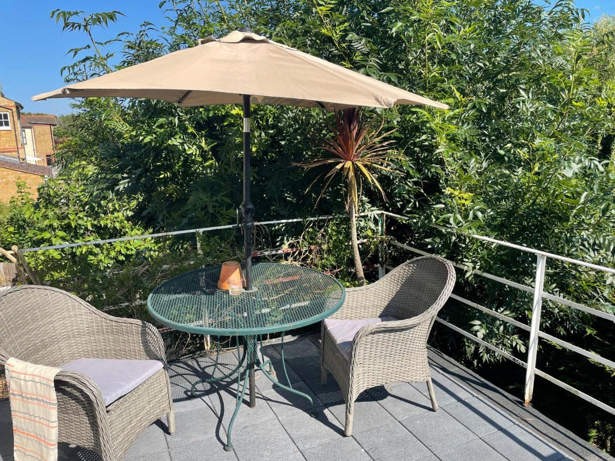 Entire Studio with Ensuite balcony and parking - Housity