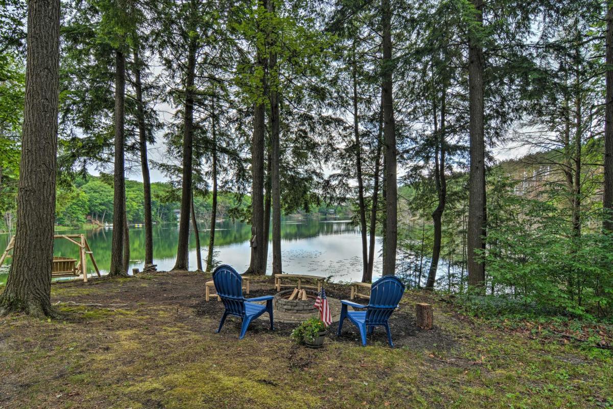 Tranquil Lake Cottage Near Golf with Views and Hot Tub - Housity