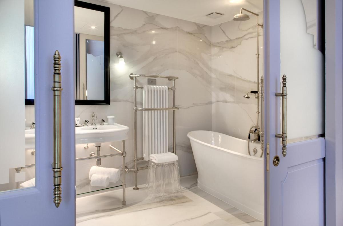 Salle de bains dans l'établissement Hôtel Richer De Belleval - Relais & Châteaux