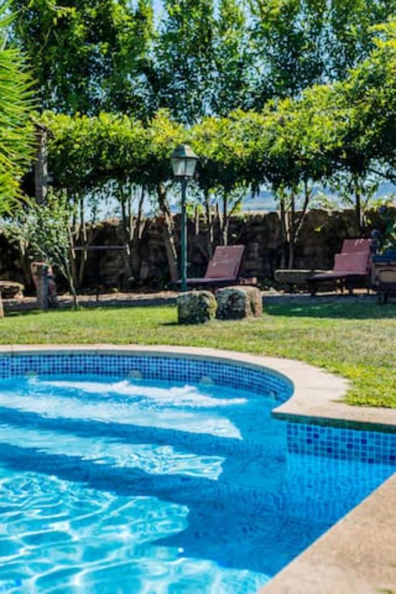 Spacious villa with private pool in Penafiel - Housity