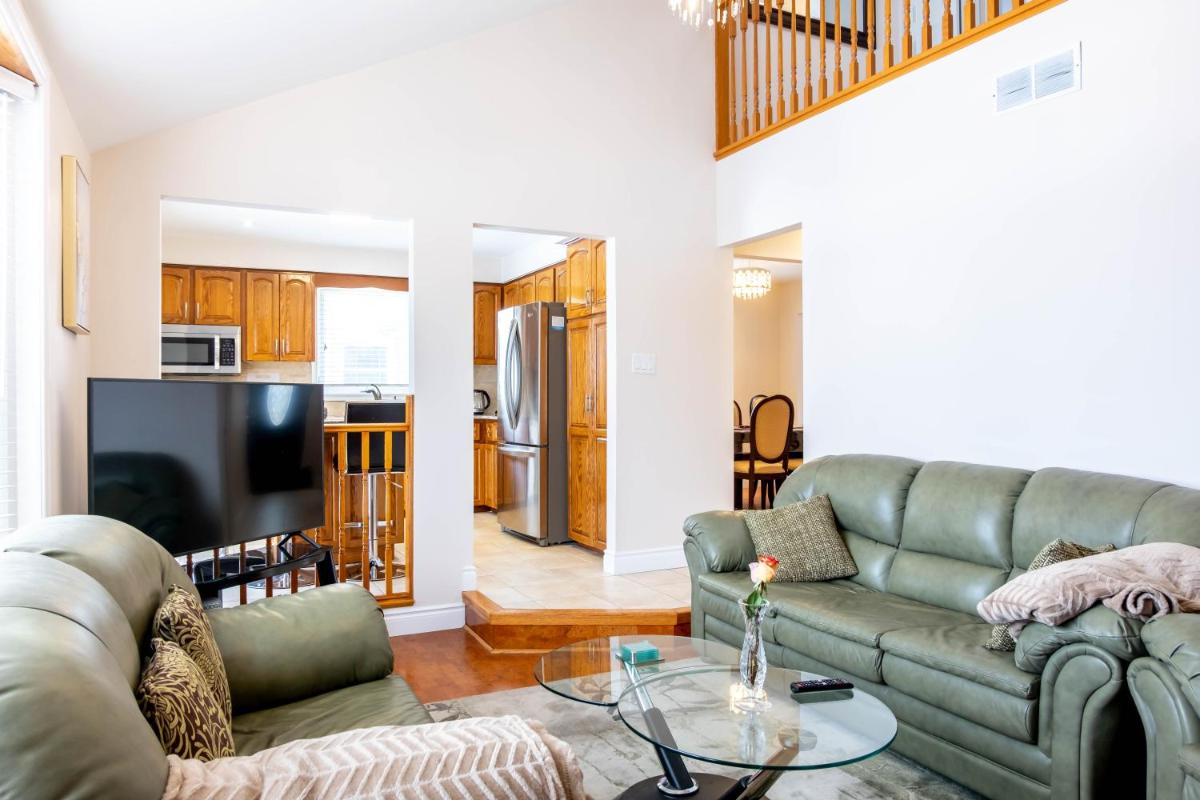 EXECUTIVE HOME WITH POOL IN WATERLOO - Housity