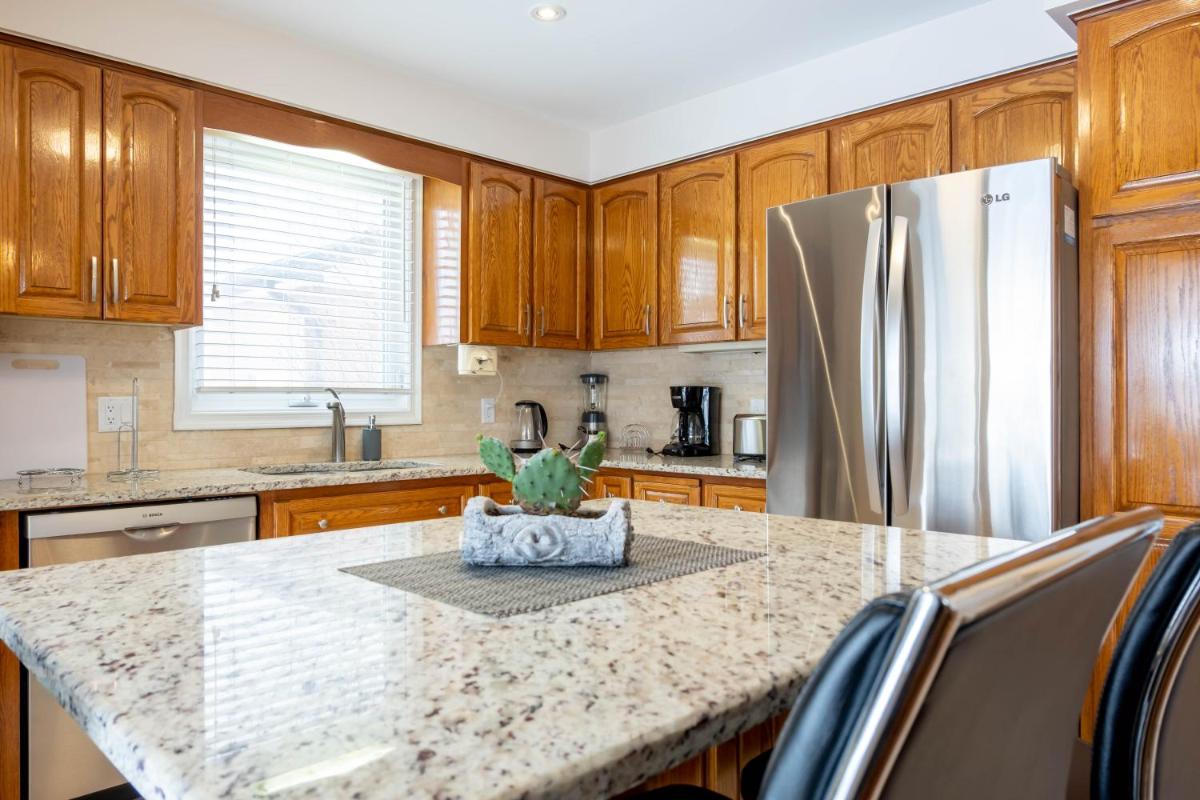 EXECUTIVE HOME WITH POOL IN WATERLOO - Housity