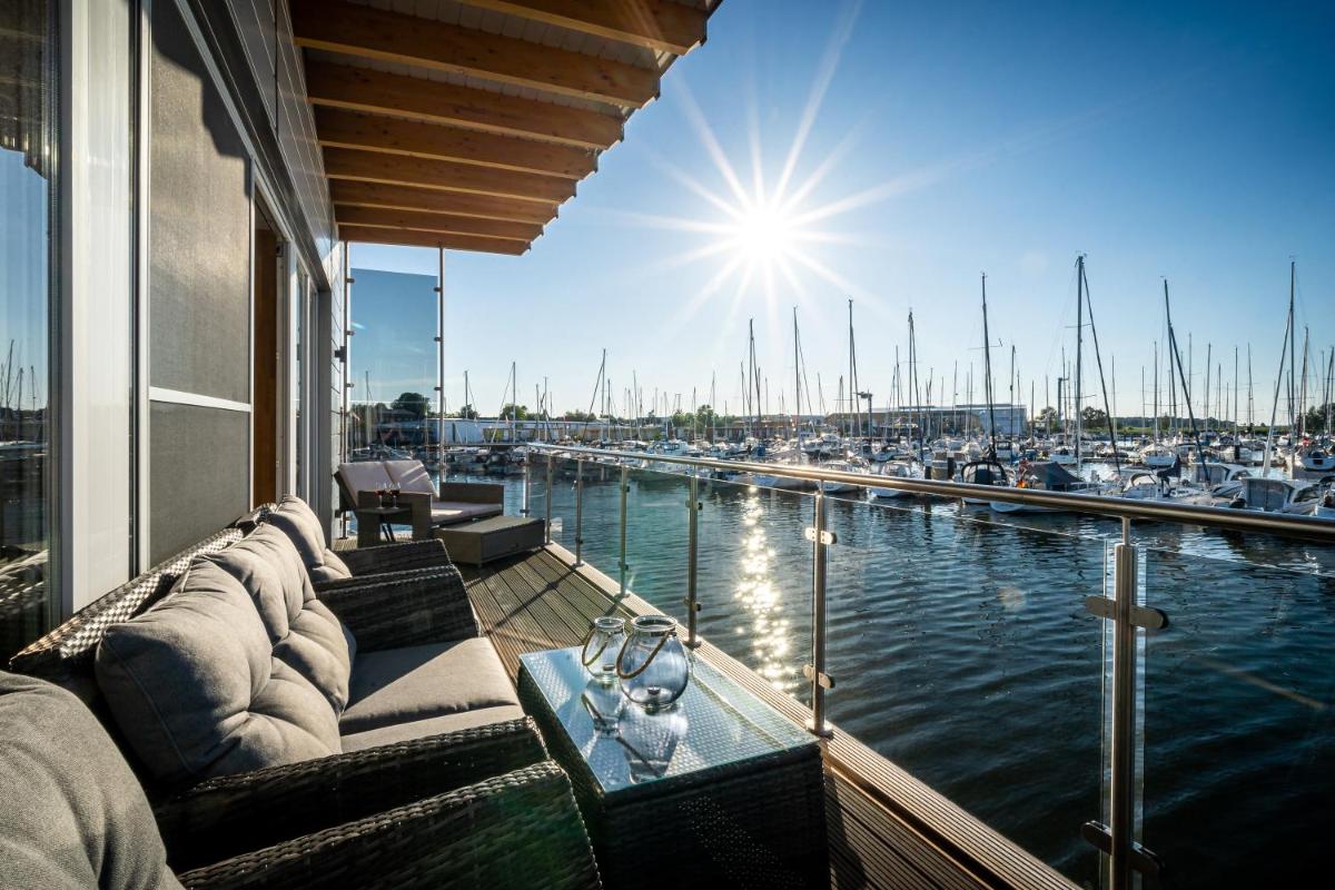 Ein Sitzbereich in der Unterkunft Schwimmende Häuser im BALTIC SEA RESORT