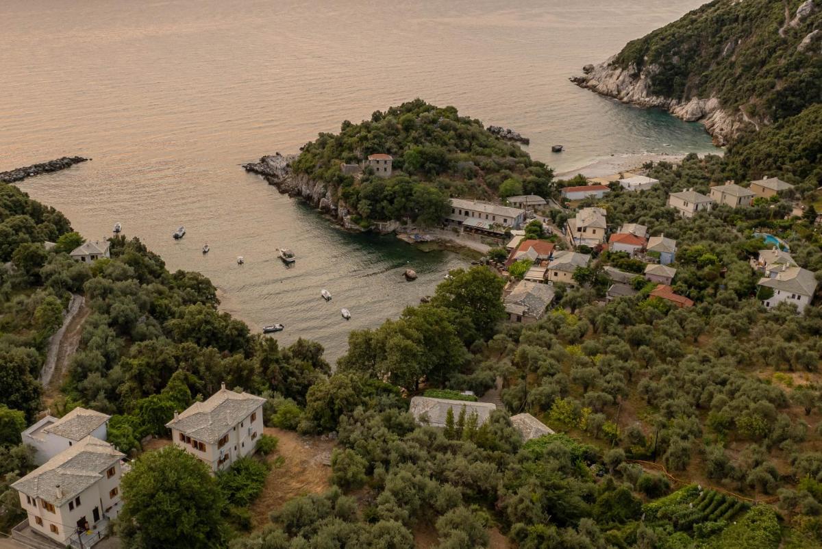 Lemon House for big family in Damouchari - Delicious Houses - Housity