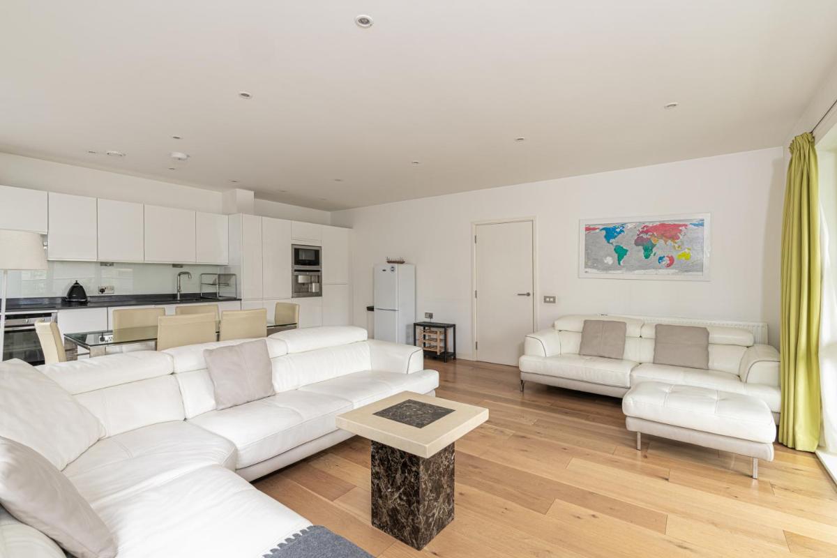 Suitetrails - Stylish 3-bed flat with waterside balcony in Shoreditch, East London