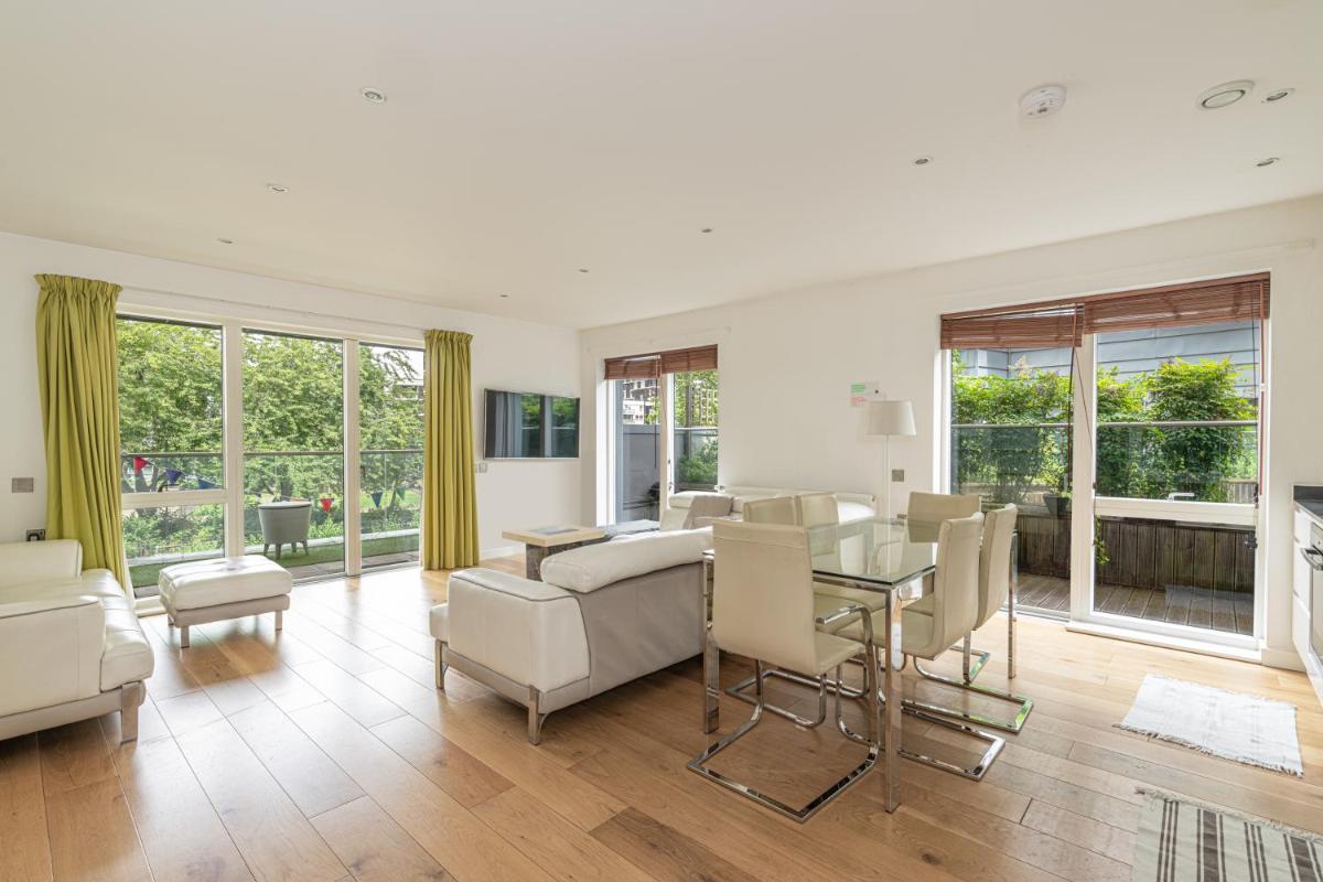Suitetrails - Stylish 3-bed flat with waterside balcony in Shoreditch, East London