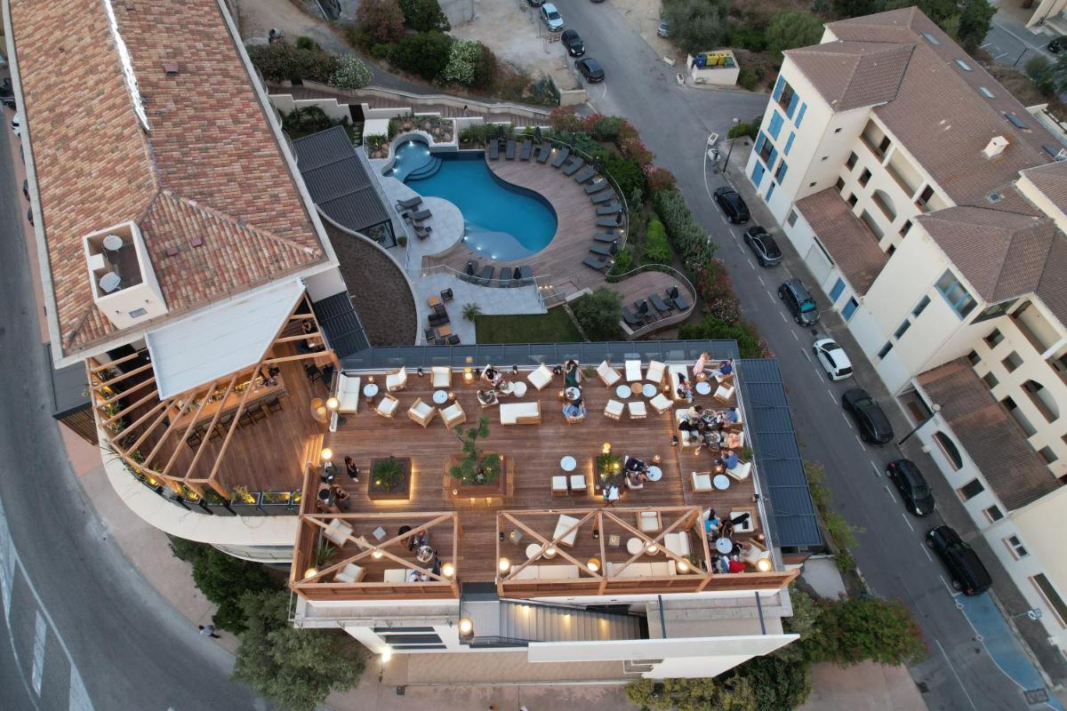 Piscine de l'établissement Hotel L'Acquale ou située à proximité