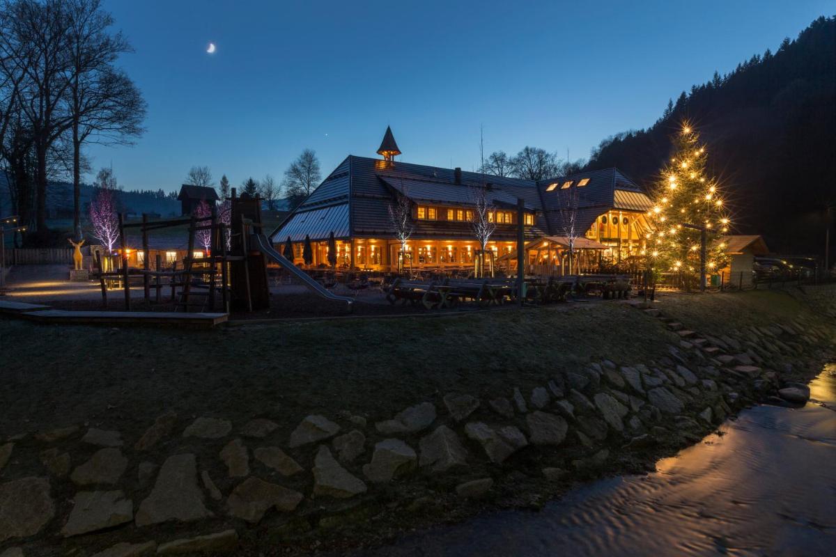 ein großes Gebäude mit einem Weihnachtsbaum davor in der Unterkunft Gästehaus der Geroldsauer Mühle in Baden-Baden