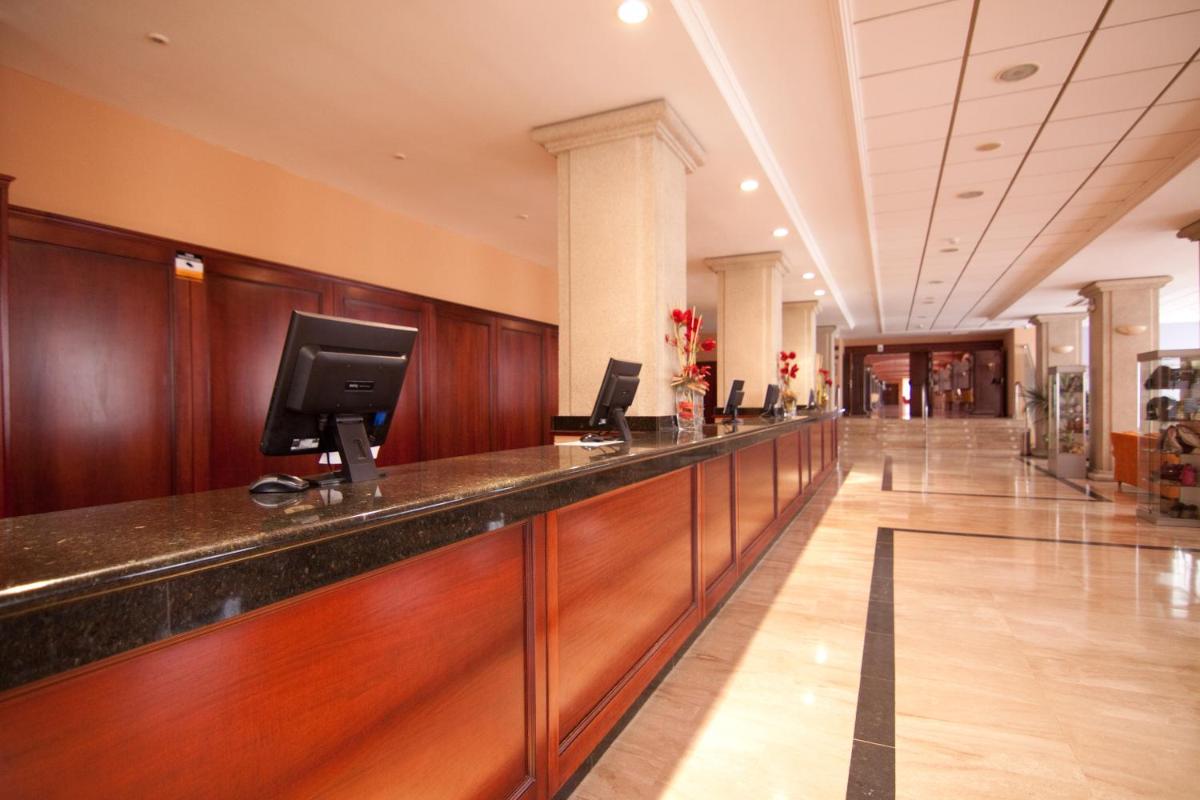 Un bar en un vestíbulo con un mostrador largo. en Gran Hotel Peñiscola, en Peñíscola 107 fotos más