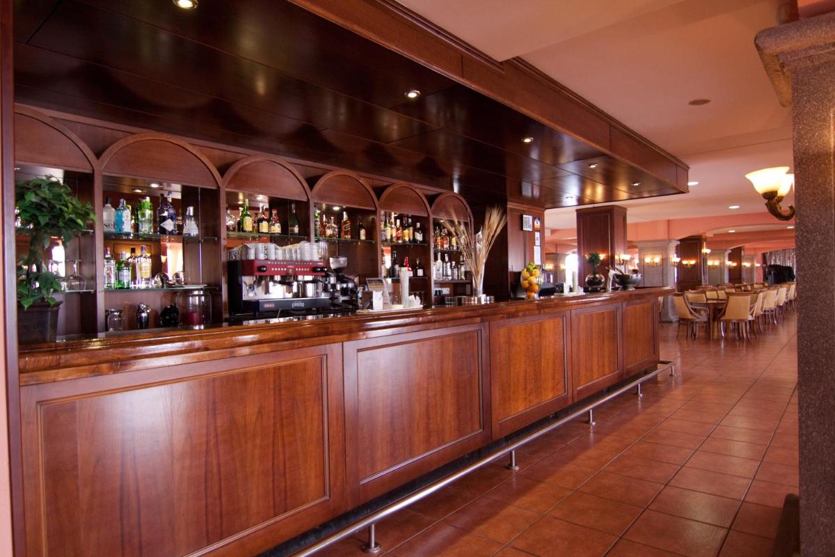 El salón o zona de bar de Gran Hotel Peñiscola