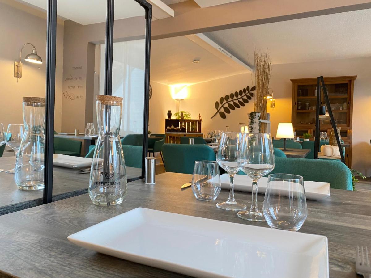 Coin salon dans l'établissement Logis Latitude Ouest Hôtel Restaurant & Spa