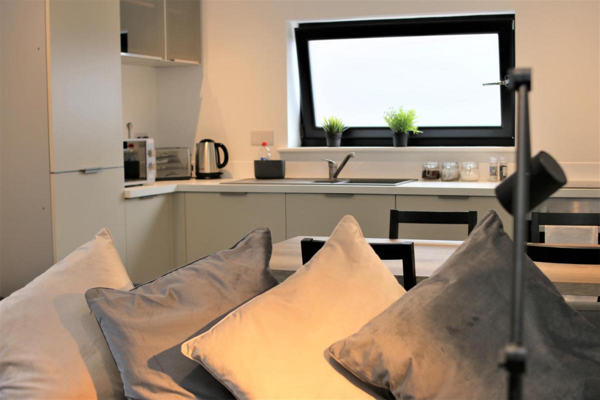 The Coach House - Free Private Parking - by Property Promise - Housity