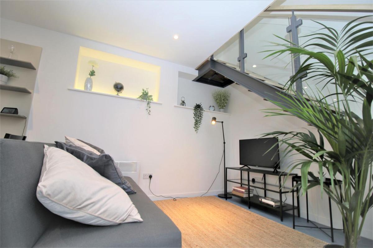 The Coach House - Free Private Parking - by Property Promise - Housity