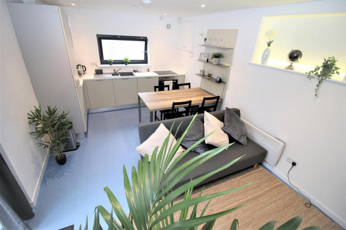 The Coach House - Free Private Parking - by Property Promise - Housity
