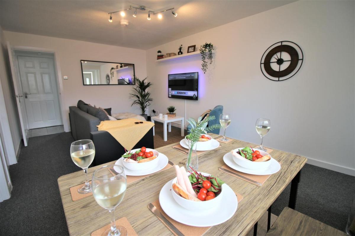 Thesiger Court Apartments - Free Private Parking - by Property Promise - Housity