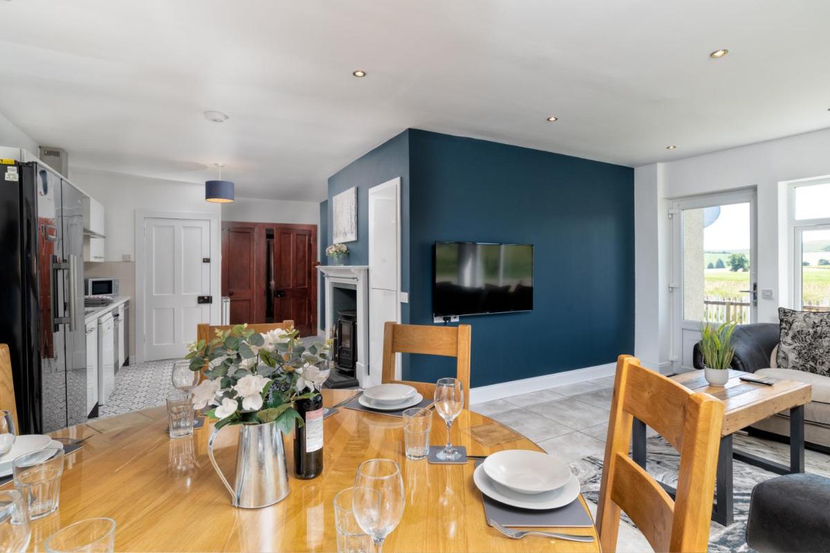 Stunning, Remodelled Cottage, Picturesque Location - Housity