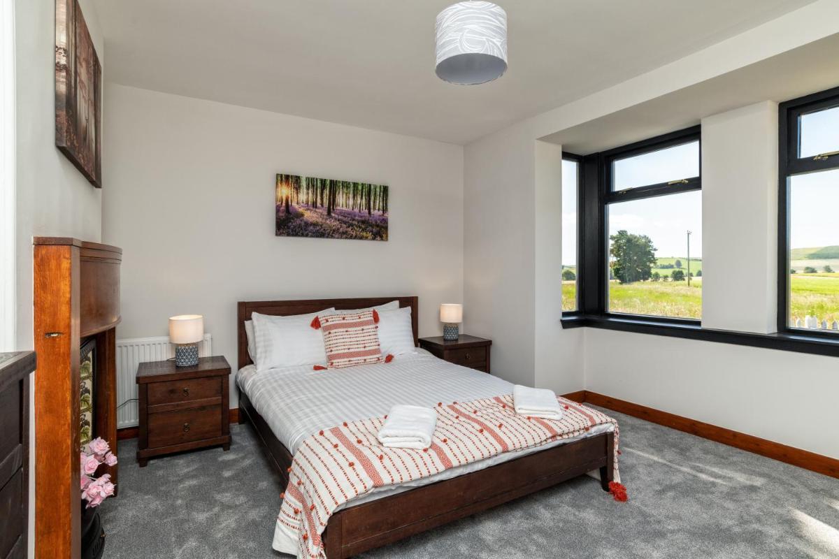 Stunning, Remodelled Cottage, Picturesque Location - Housity