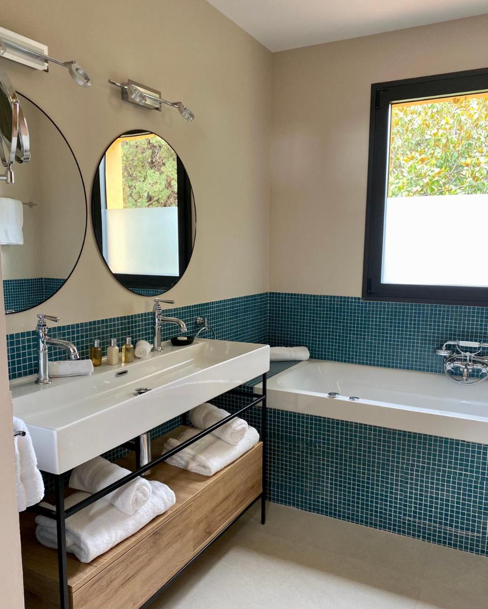 Salle de bains dans l'établissement Ermitage de l'Oasis & Spa - Cannes Mandelieu