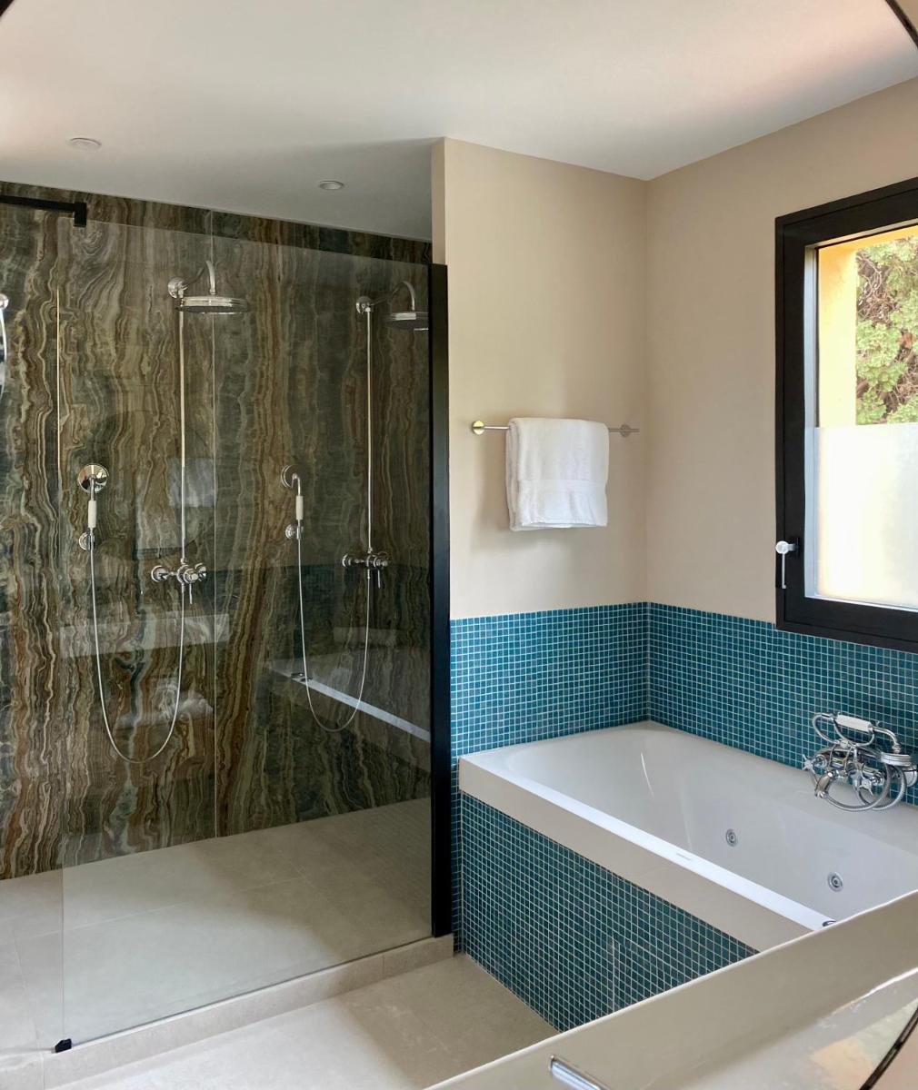 Salle de bains dans l'établissement Ermitage de l'Oasis & Spa - Cannes Mandelieu