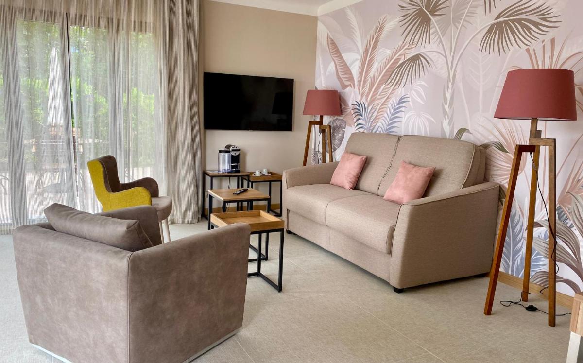 Télévision ou salle de divertissement dans l'établissement Ermitage de l'Oasis & Spa - Cannes Mandelieu