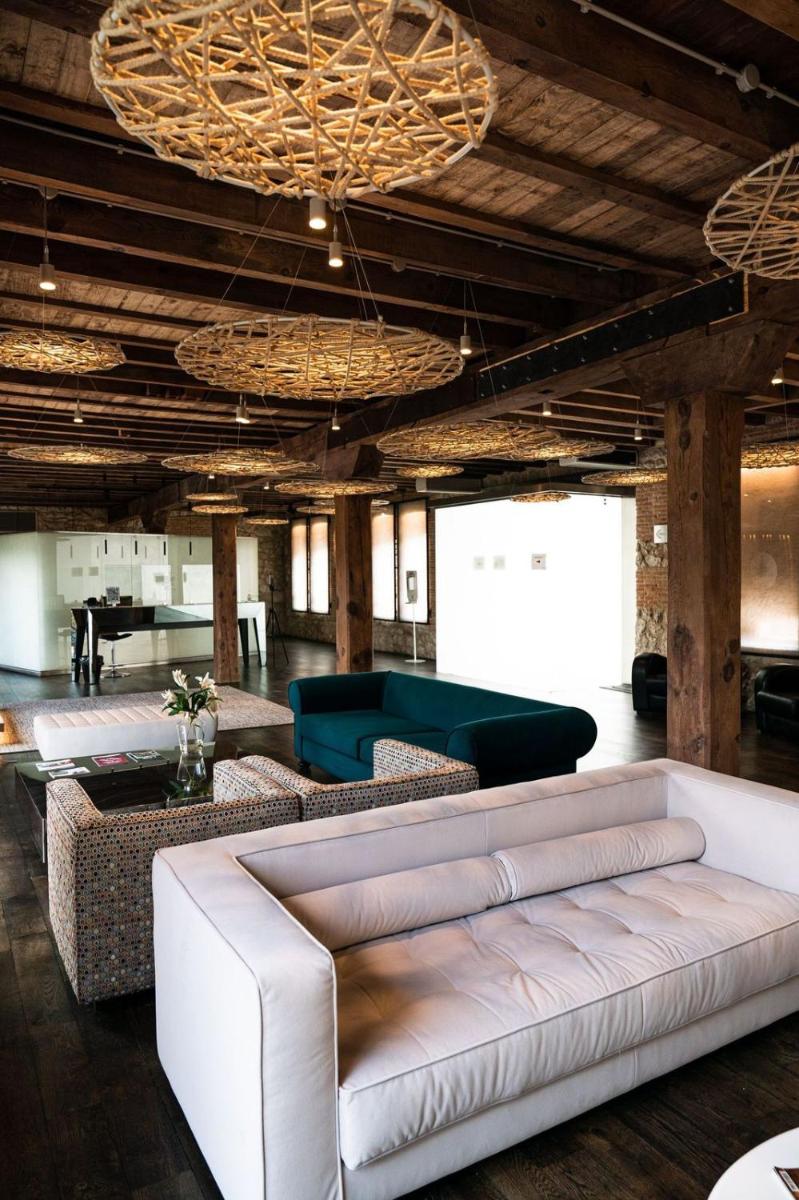 Una sala de estar con un sofá blanco y una mesa. en Hotel AF Pesquera, en Peñafiel 53 fotos más