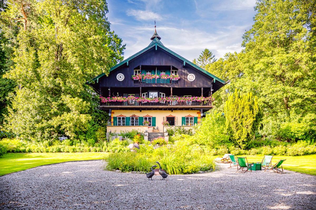 Villa Zollhaus Bed & Breakfast - Housity