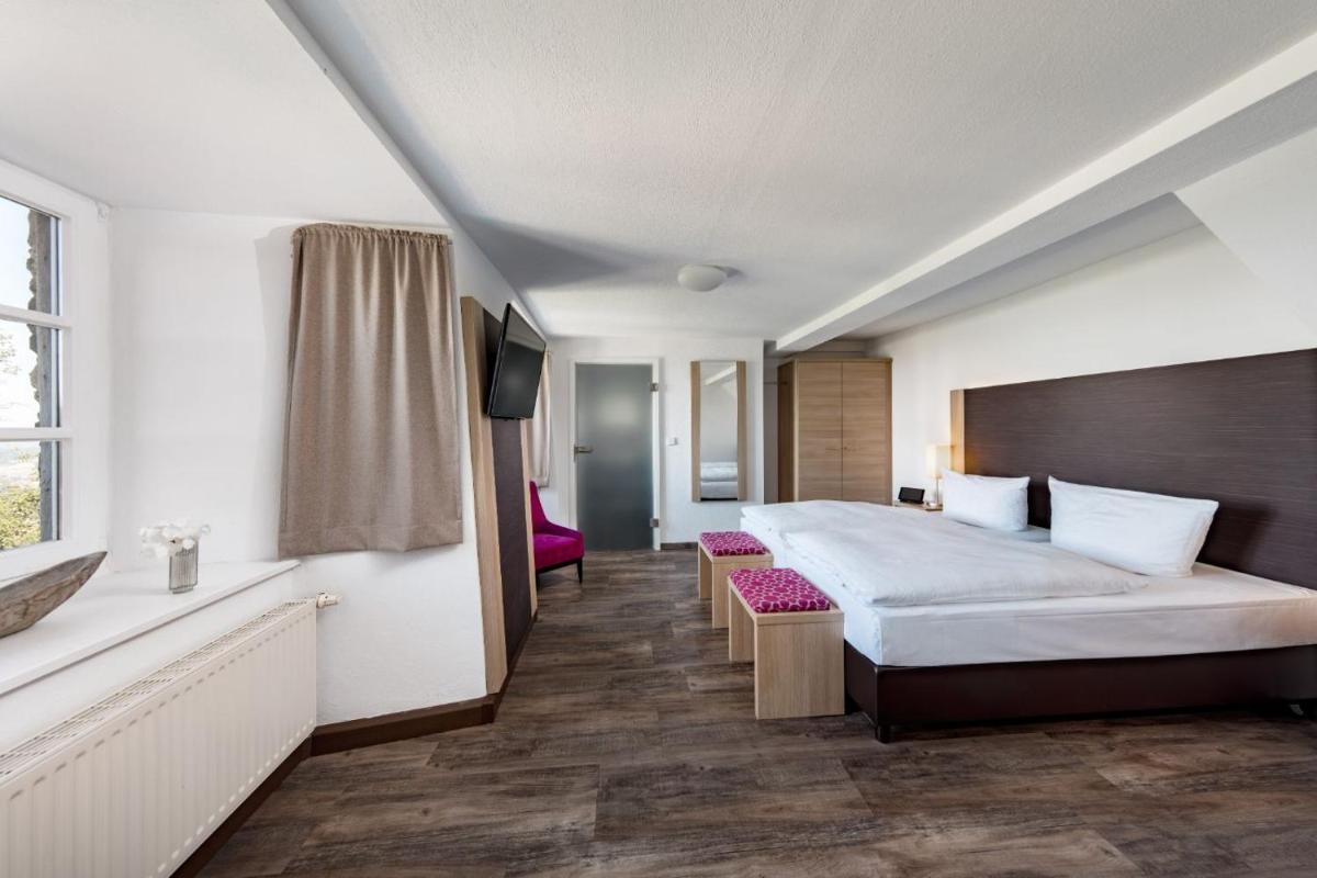 Ein Bett oder Betten in einem Zimmer der Unterkunft Burghotel Staufeneck