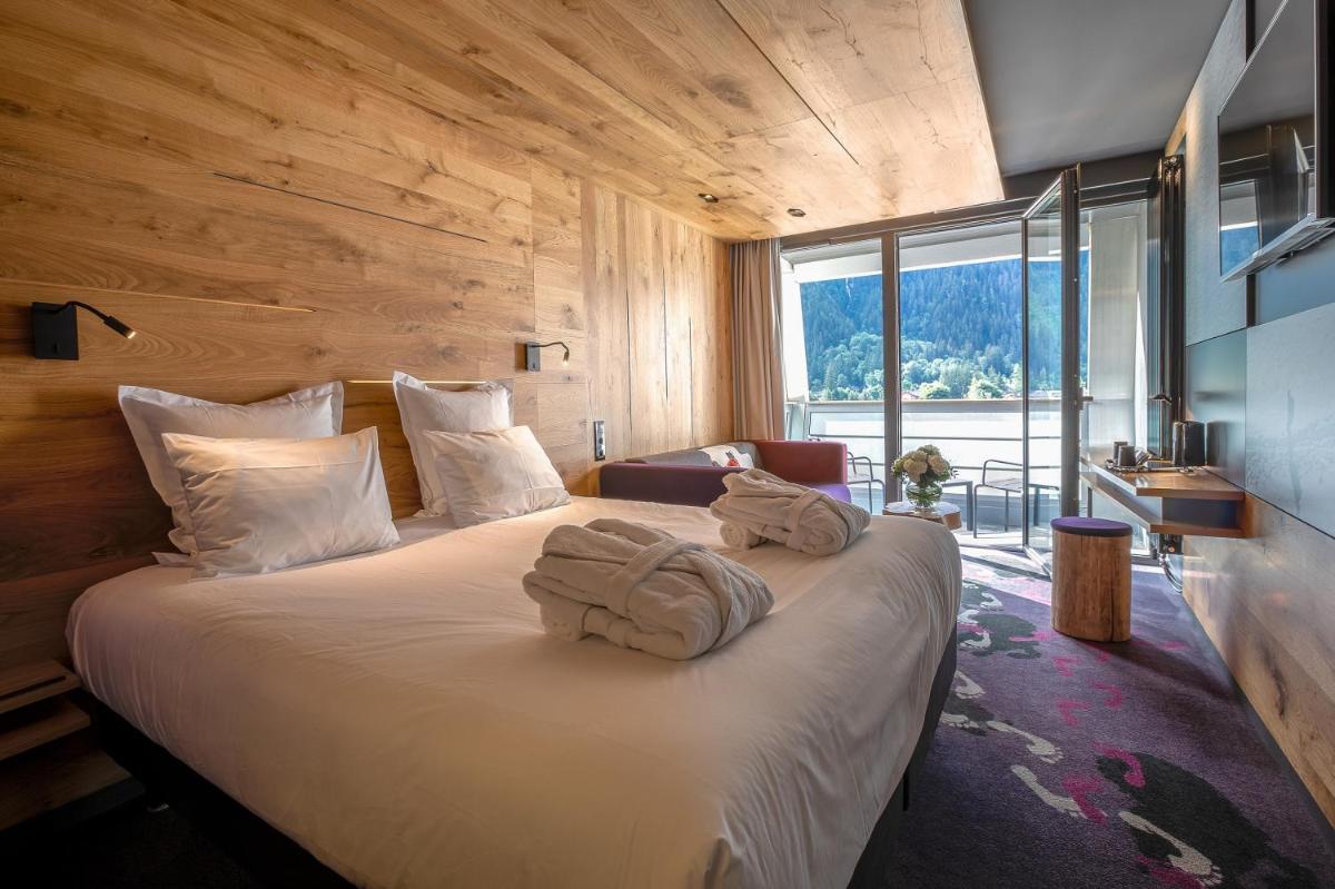 une chambre d'hôtel avec un lit avec des serviettes dessus dans l'établissement Alpina Eclectic Hotel, à Chamonix-Mont-Blanc