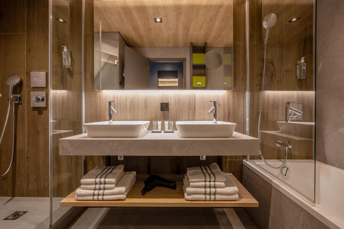 Salle de bains dans l'établissement Alpina Eclectic Hotel