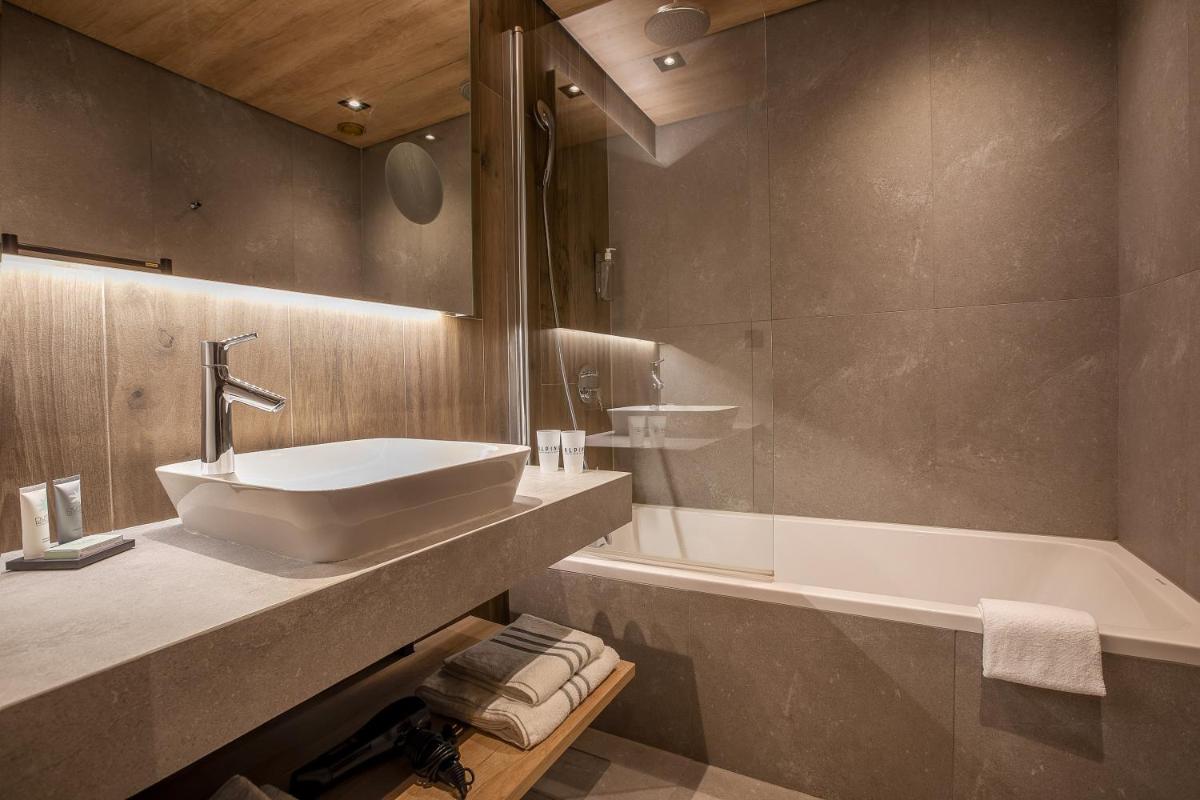 Salle de bains dans l'établissement Alpina Eclectic Hotel