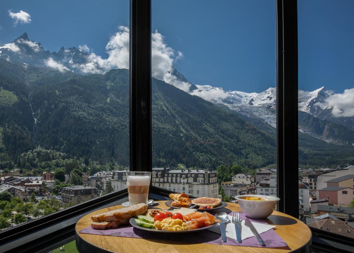 Vue générale sur la montagne ou vue sur la montagne depuis l'hôtel