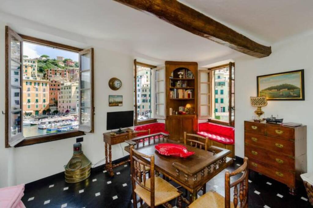 Da un'antica dimora di pescatori sul porticciolo - Housity