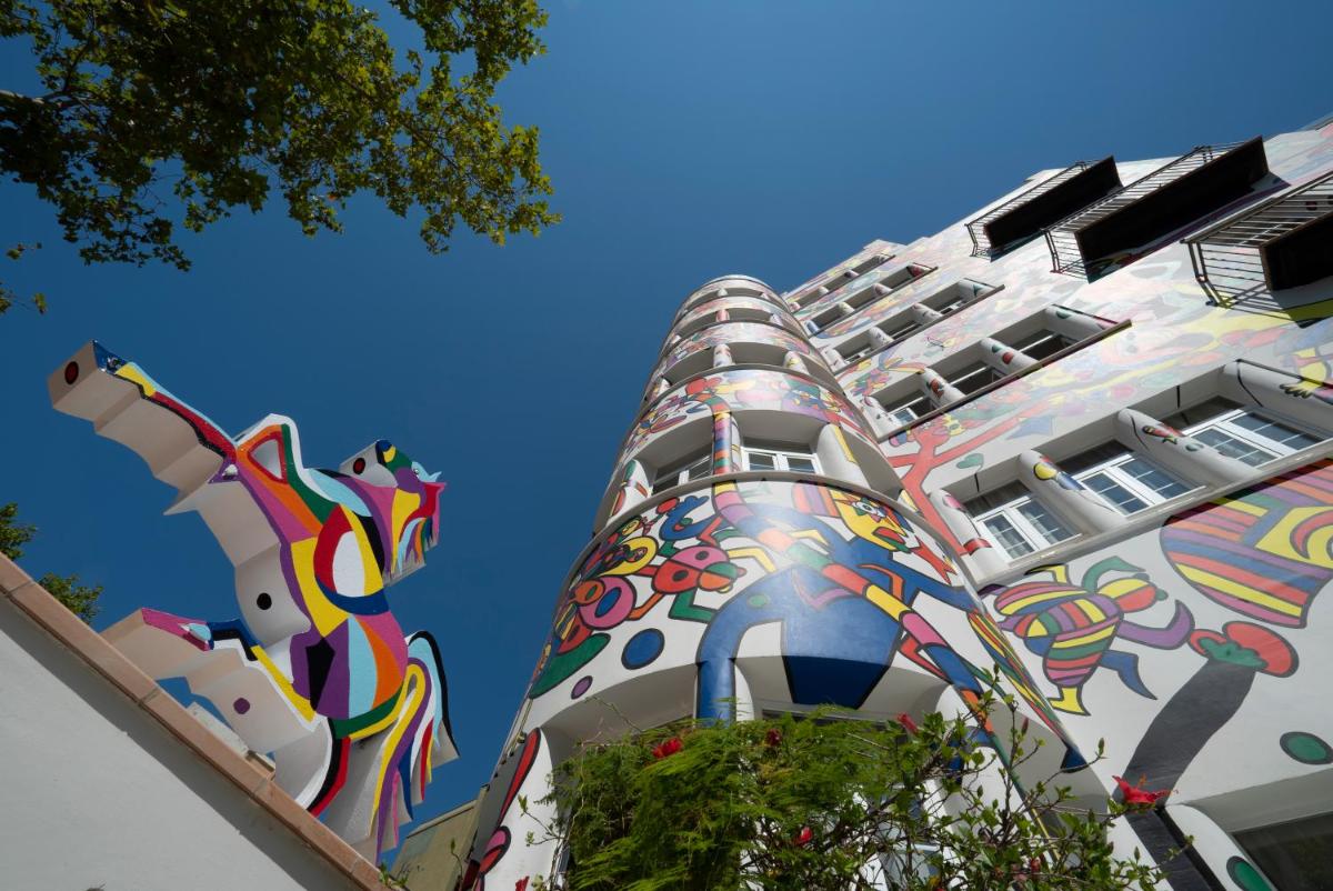 Un edificio con una pintura en el costado. en Hotel Artmadams, en Palma de Mallorca