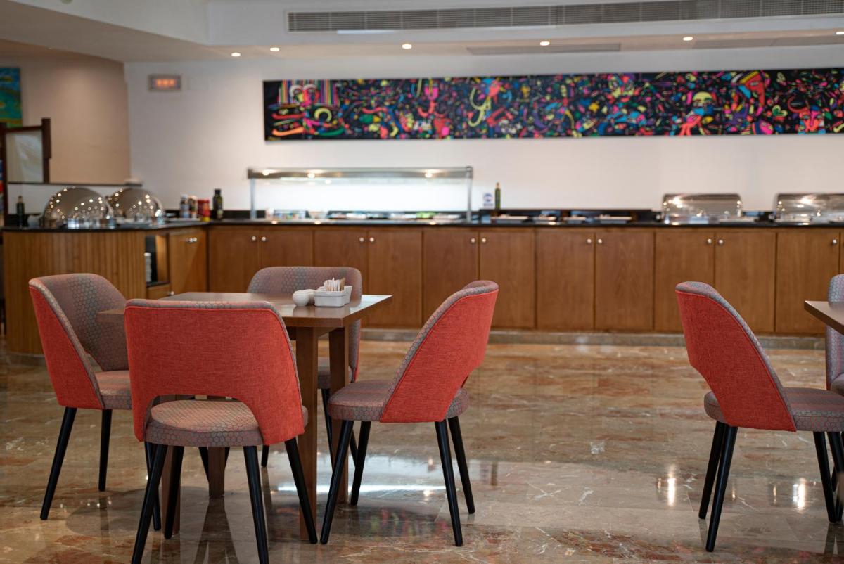 Un restaurante o sitio para comer en Hotel Artmadams