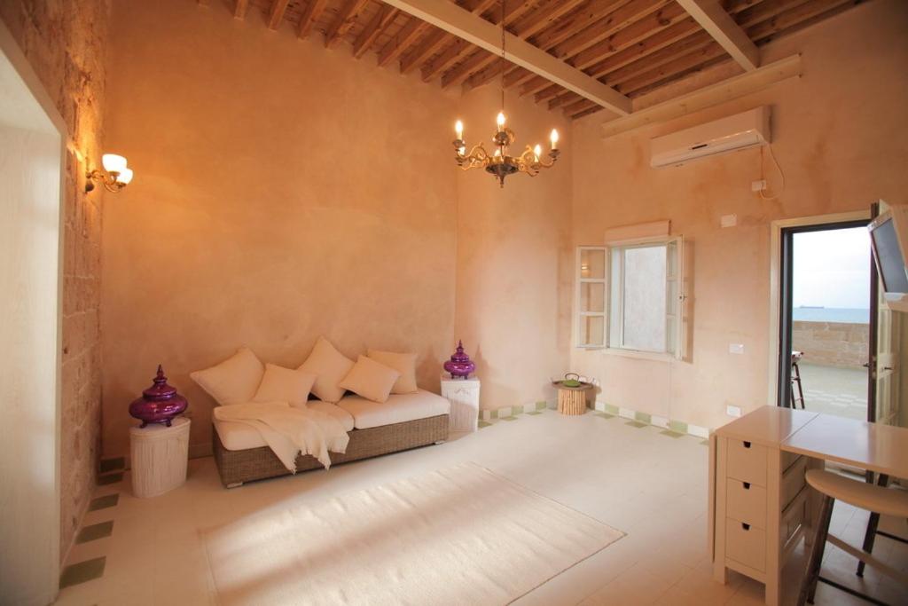 Four Hearts - Acre's Sea Side Suite - Housity