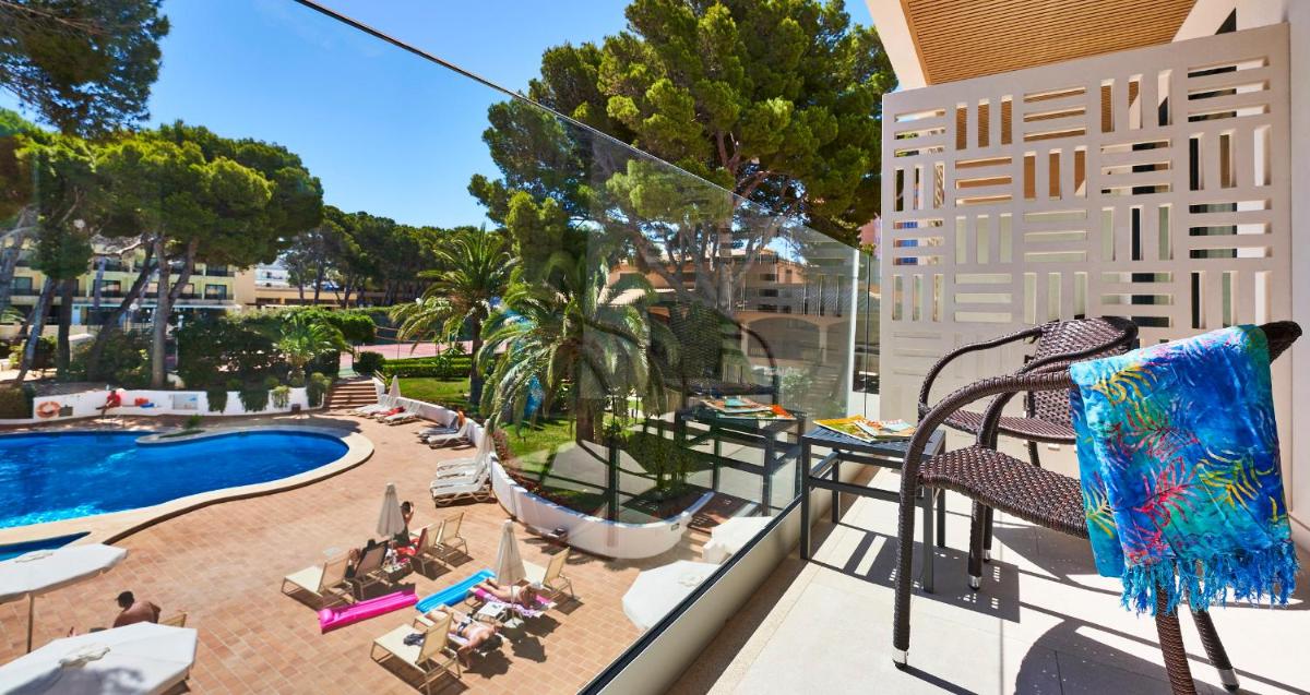 Una vista de una piscina desde el balcón de un hotel. en Hotel & Spa S'Entrador Playa, en Cala Ratjada